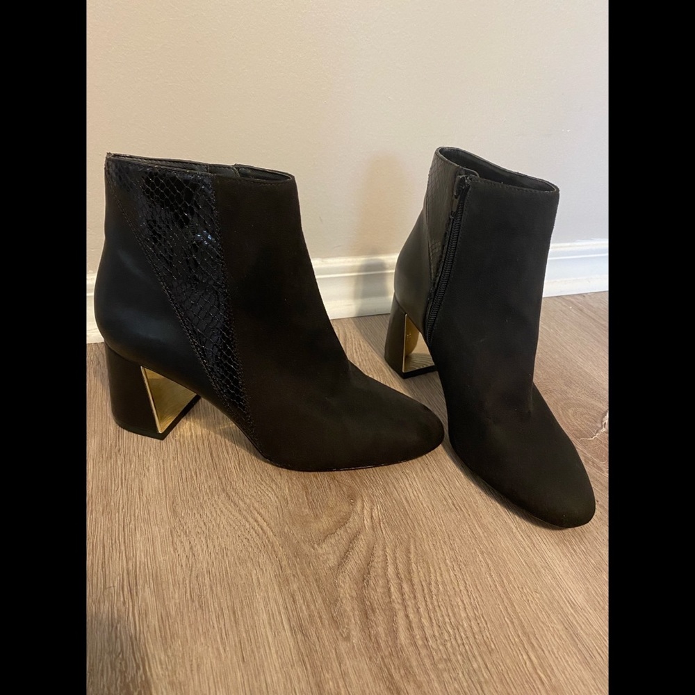 Xoxo women’s Kelly Pump ankle bootie size 7m